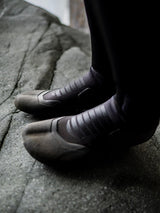 ION Plasma Boots 3/2 Internal Split 2026 schwarze Neoprenboots mit geripptem Design, Detailansicht von vorne