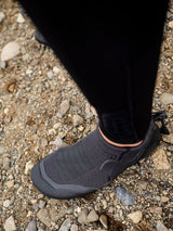 ION Plasma 2.5 RT 2025 Neopren-Schuh in Schwarz mit korallenfarbener Manschette, Detailansicht am Fuß