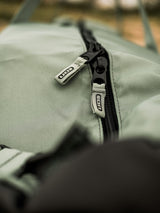 ION Wing Quiverbag Core 2026 Detailansicht Reißverschluss auf graugrünem Neopren-Material mit schwarzem Zipper