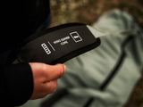 ION Wing Quiverbag Core 2026 schwarze Transporttasche mit Schultergurt, in Hand gehalten, Detailansicht des Logos