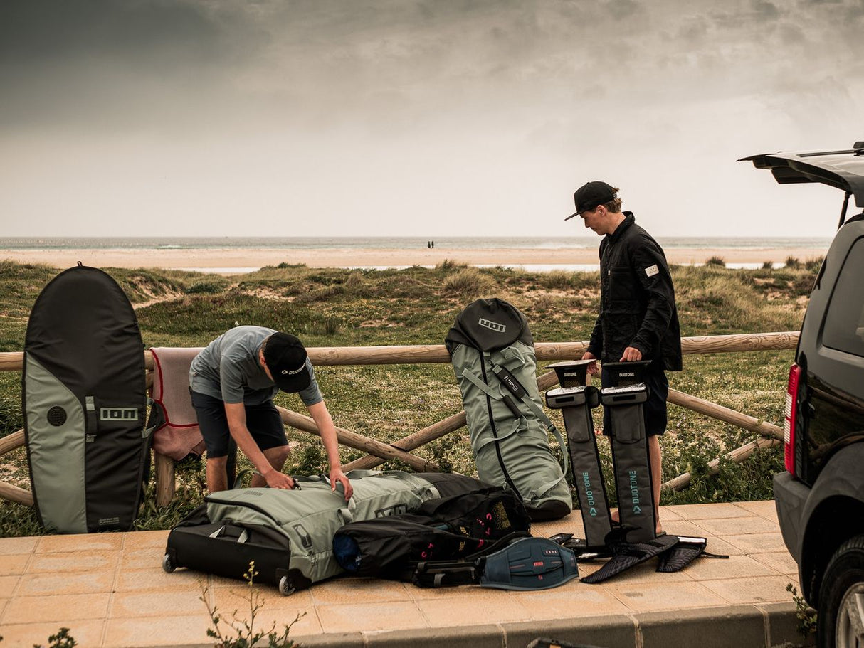 ION Wing Quiverbag Core 2026 schwarz, Transporttasche für Wingfoil-Equipment, Frontalansicht beim Auspacken am Strand