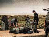 ION Wing Quiverbag Core 2026 schwarz, Transporttasche für Wingfoil-Equipment, Frontalansicht beim Auspacken am Strand