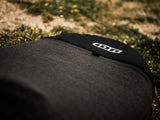 ION Wing Sock 2026 schwarze Neoprensocke mit ION-Logo, Detail-Nahaufnahme auf Gras