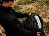 ION Wing Sock 2026 Flügeltasche schwarz, Person hält aufgerollte Tasche in Händen, Detailansicht