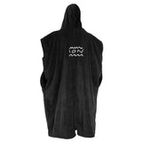 ION Poncho Core 2026 schwarzes Baumwoll-Poncho mit Kapuze und Logo-Print, Rückansicht