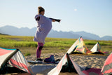ION Poncho Core 2026 Fliegerponcho in Lila, tragbar beim Kitesurfen, flache Perspektive am Strand