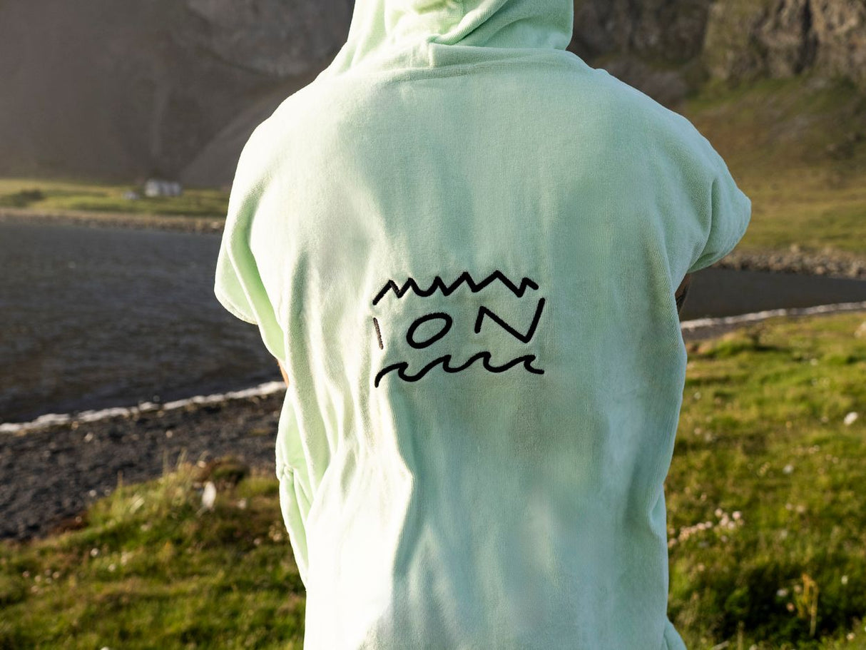ION Poncho Core 2026 in Mintgrün mit Logo, Rückansicht, Kapuze und durchgehend geöffnet