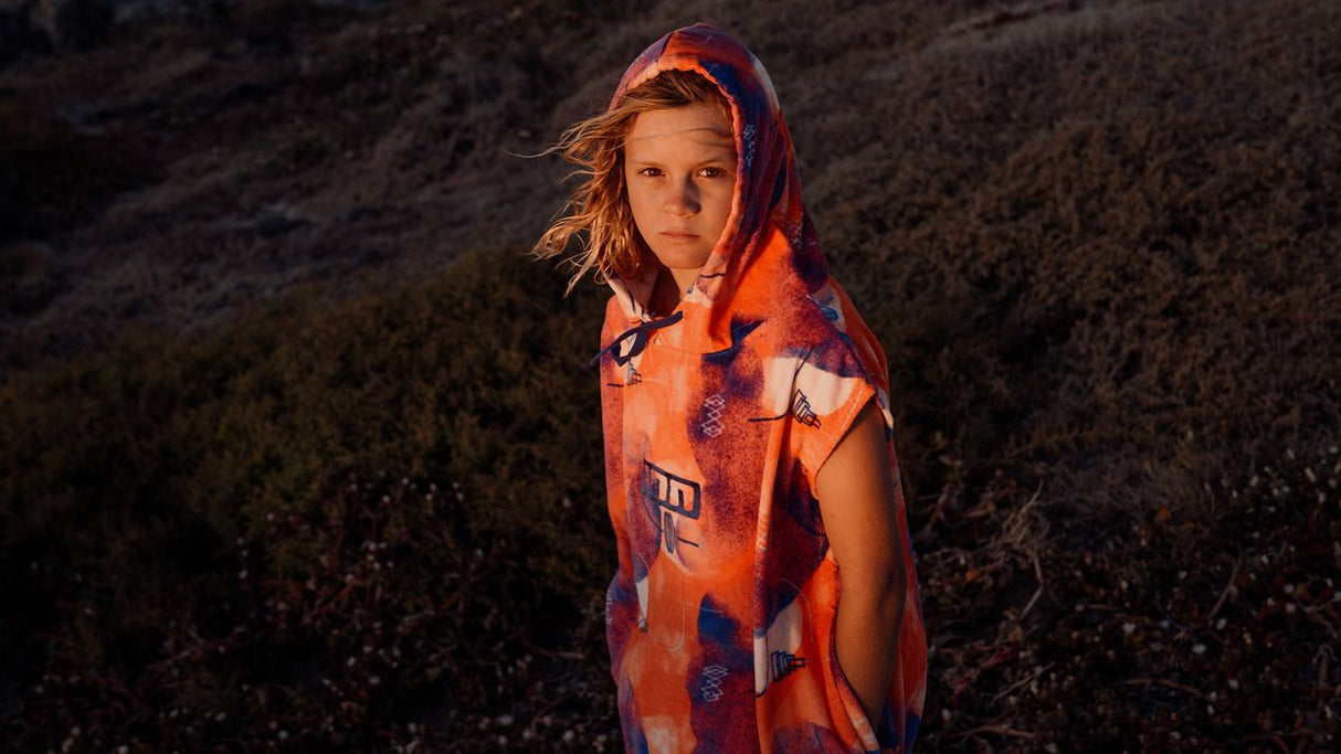 ION Grom 2025 Neoprenanzug orange mit Kapuze, Kinder-Wetsuit für Wassersport, Frontansicht