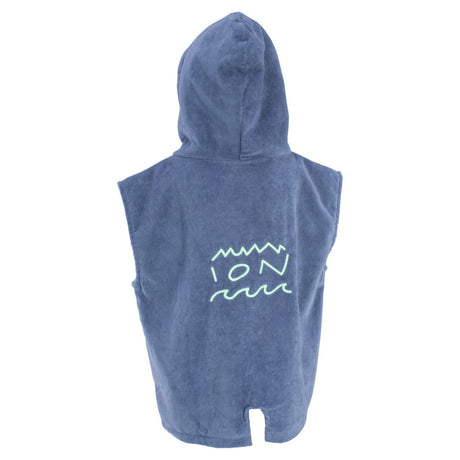 ION Poncho Mini Grom 2024 blau aus Frottee mit Kapuze und weißem Logo-Print, Frontalansicht