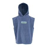 ION Poncho Mini Grom 2024 in Blau, ärmelloses Baumwoll-Handtuch-Poncho mit Kapuze und ION-Logo, Frontalansicht