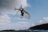 ION Mission 2026 Kitewing weiß-gelb in Aktion über Wasser, Frontalansicht