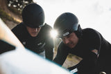 ION Mission 2026 Helm schwarz, Sportler beim Wassersport tragen schwarze Helme mit ION-Branding, Draufsicht