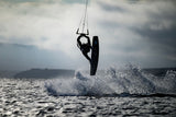 ION Handle Pass Leash Comp 2026 Kitesurf-Trapezgurt in Schwarz, Athlet in Aktion auf dem Wasser