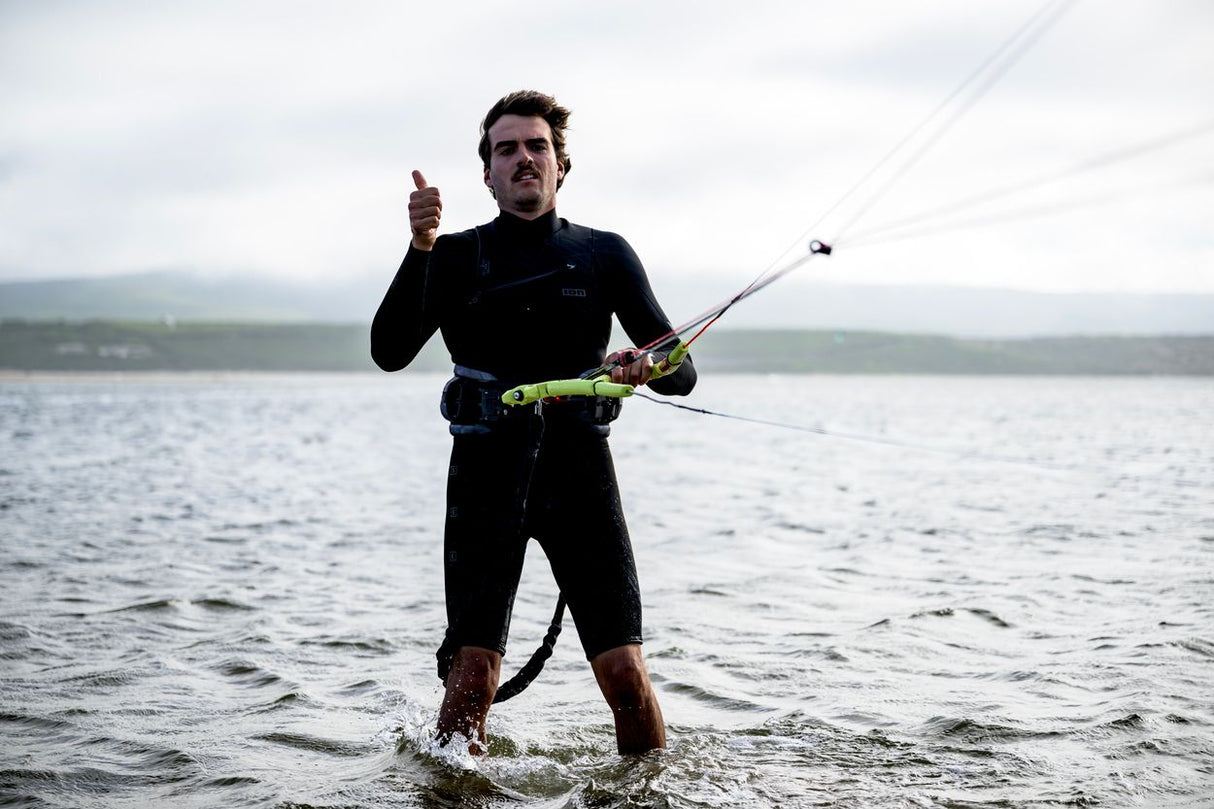 ION Handle Pass Leash Comp 2026 Kiteleine in Schwarz, Kitesurfer im Wasser mit Ausrüstung