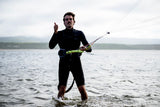 ION Handle Pass Leash Comp 2026 Kiteleine in Schwarz, Kitesurfer im Wasser mit Ausrüstung
