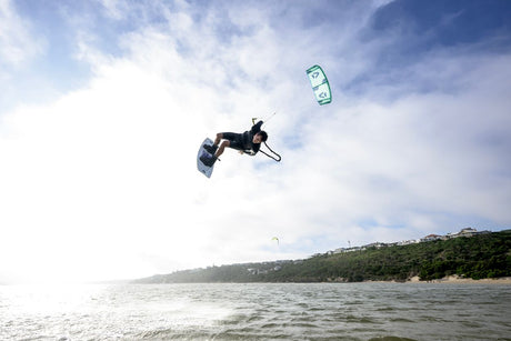 ION Handle Pass Leash Comp 2026 Kite-Trapezleine in Grün-Weiß, Sportler beim Kiteboarden über dem Wasser in Aktion