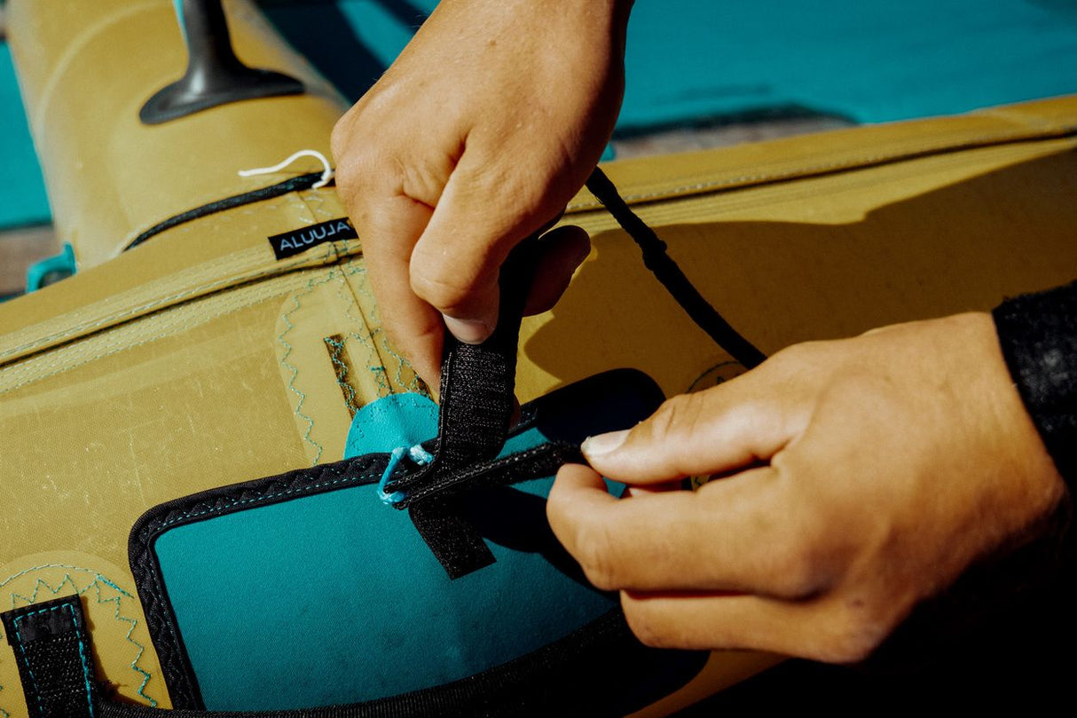 ION Wing Leash Core Dyneema Wrist schwarz-türkis, Nahaufnahme der Befestigung am Handgelenk während Kiteboarding