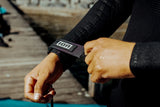 ION Wing Leash Core Dyneema Wrist 2024 schwarz, getragen am Handgelenk, Detailansicht der Befestigung