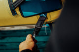ION Wing Leash Core Dyneema Handgelenkschlaufe schwarz, befestigt an gelbem Kiteboard, Detail-Nahaufnahme