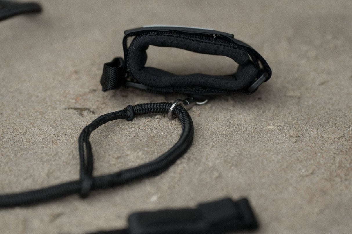 ION Wing Leash Core Dyneema Wrist 2024, schwarze Handgelenkschlaufe aus Dyneema-Material mit Befestigungspunkt, Draufsicht
