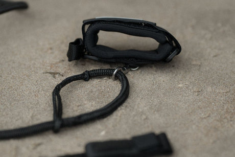 ION Wing Leash Core Dyneema Wrist 2024, schwarze Handgelenkschlaufe aus Dyneema-Material mit Befestigungspunkt, Draufsicht