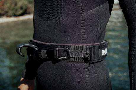 ION Wing Hip Belt Hook 2026 schwarzer Neopren-Hüftgurt mit Metallhaken, Detailansicht am Körper getragen