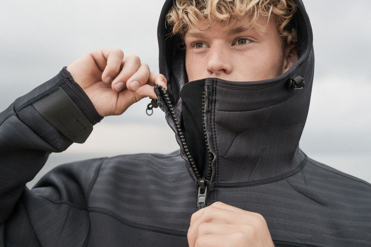 ION Neo Shelter Jacket Amp Herren 2024 schwarz, Frontansicht mit Kapuze und Reißverschluss, Detailaufnahme des Materials