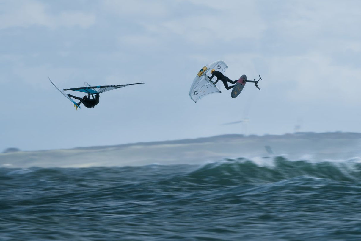 ION Neo Shelter Jacket Amp Herren schwarz Funktionsjacke mit Kiteboarder in Aktion über Wellen