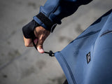 ION Neo Shelter Jacket Amp Herren 2024 in Blau, Detailaufnahme des Ärmels mit schwarzem Neopren-Bündchen und Verschluss