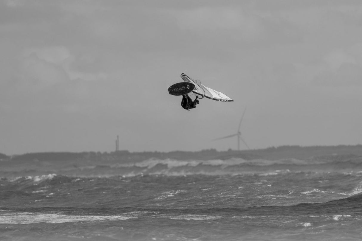 ION Neo Cruise Jacket Herren 2024 schwarz, Neopren, beim Kitesurfen über Wellen getragen, Seitenansicht