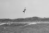 ION Neo Cruise Jacket Herren 2024 schwarz, Kitesurfer in Aktion über Wellen, Neopren-Jacke beim Kiteboarden