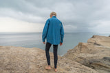 ION Neo Cruise Jacket Herren blau, Rückansicht, am Strand getragen