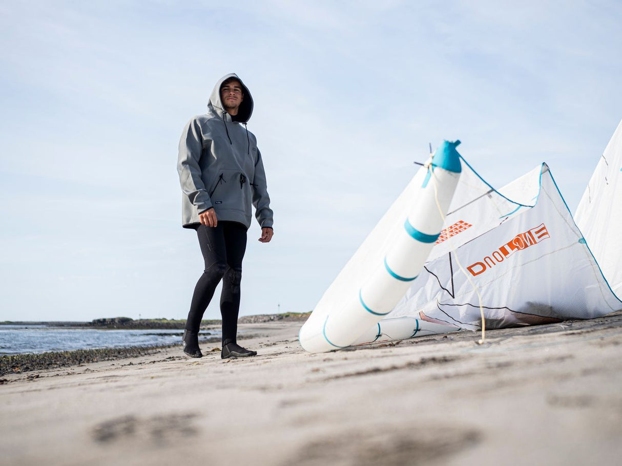 ION Neo Hoody Lite Men 2025 grau meliert, Neopren-Kapuzenjacke, am Strand getragen, Frontansicht