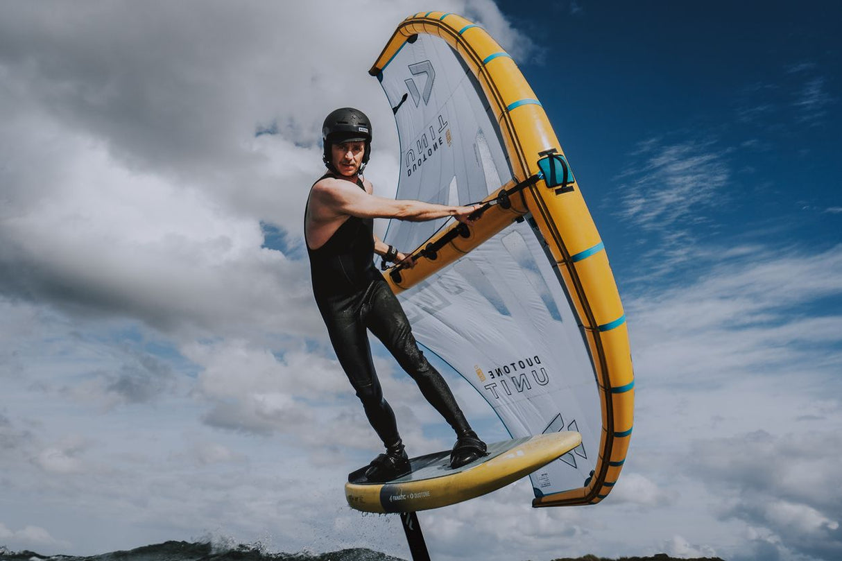 ION Long John Element Protection Men 2026 schwarzer Neoprenanzug beim Kitesurfen, Frontansicht