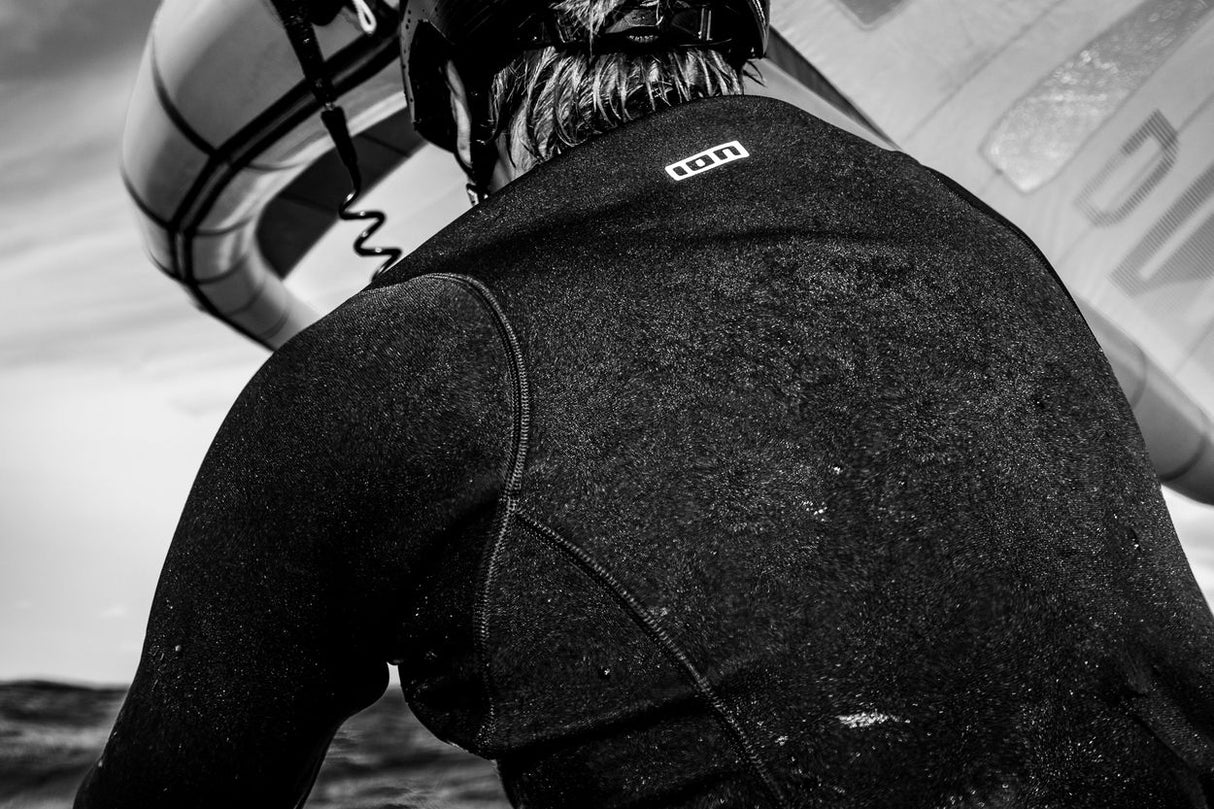 ION Neo Zip Top 2/1 LS Protection schwarz, Neopren-Oberteil mit Reißverschluss, Rückensicht beim Tragen