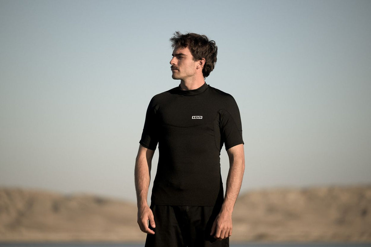 ION Thermo Top Shortsleeve 2026 schwarzes Funktionsshirt mit Kurz­ärmeln, Frontansicht auf Modell