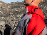 ION Fuse Drysuit 4/3 Back Zip grau/rot, Rückenansicht mit sichtbarem Reißverschluss und Neopren-Details