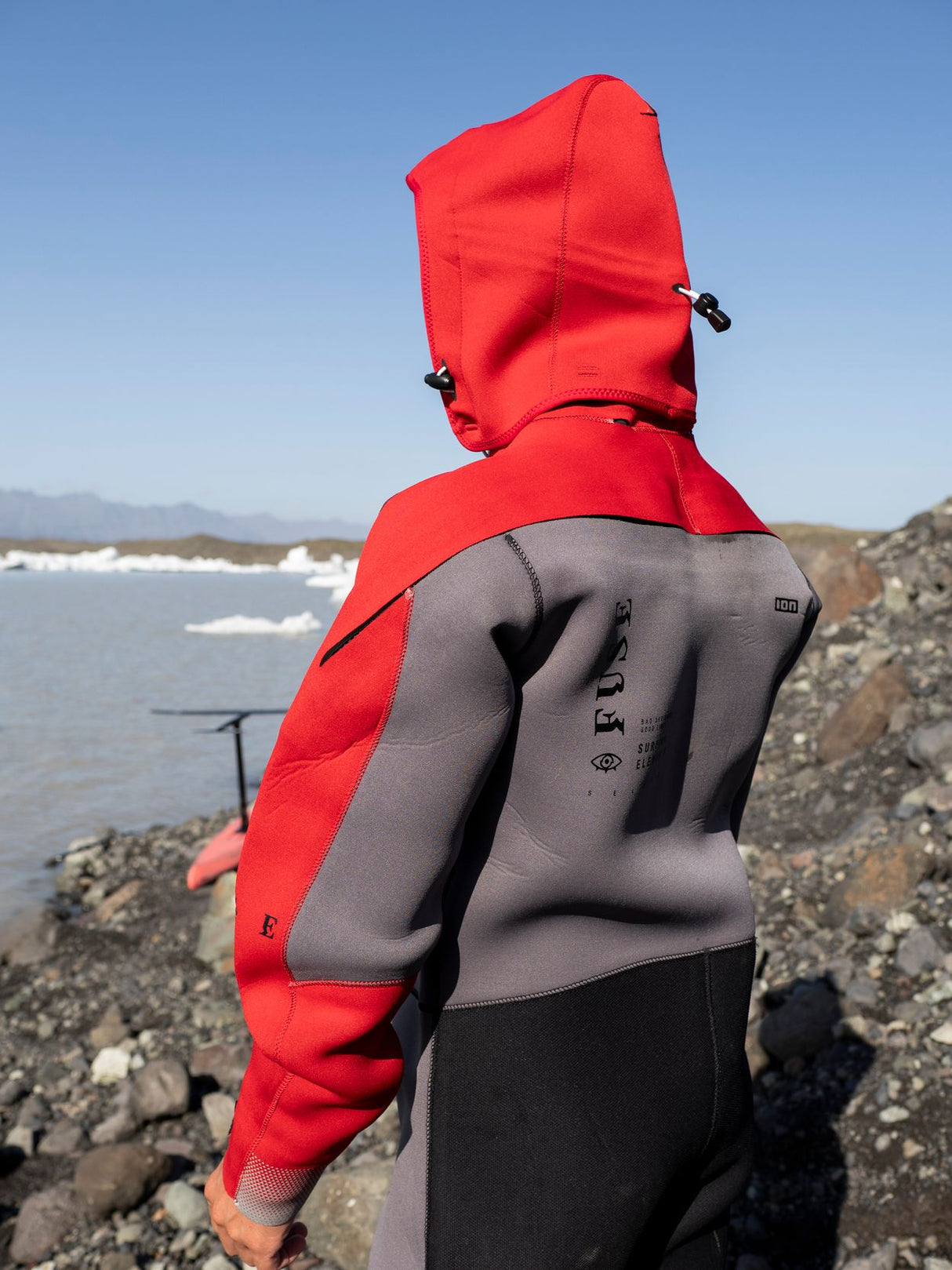 ION Fuse Drysuit 4/3 Back Zip grau/rot Neoprenanzug von hinten, Rückenreißverschluss sichtbar