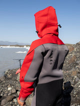 ION Fuse Drysuit 4/3 Back Zip grau/rot Neoprenanzug von hinten, Rückenreißverschluss sichtbar
