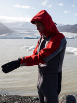 ION Fuse Drysuit 4/3 Back Zip grau/rot, Neoprenanzug mit rotem Oberteil und schwarzem Unterteil, getragen am Wasser