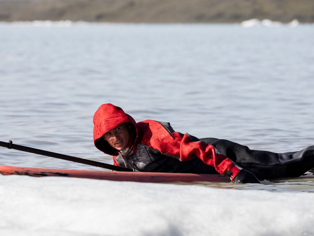 ION Fuse Drysuit 4/3 Back Zip grau/rot, Wassersportanzug mit Rückenverschluss, auf Kiteboard im Wasser getragen