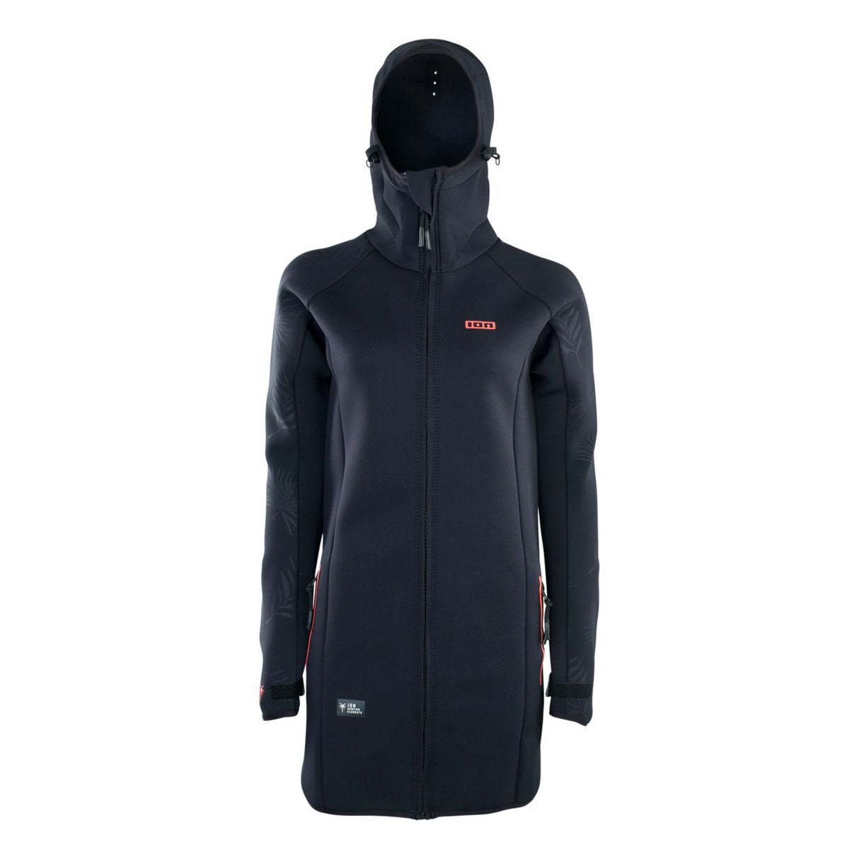 ION Neo Cosy Coat 2026 schwarzer Neopren-Parka mit Kapuze, Frontansicht auf Modell