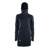 ION Neo Cosy Coat 2026 schwarzer Neopren-Parka mit Kapuze, Frontansicht auf Modell