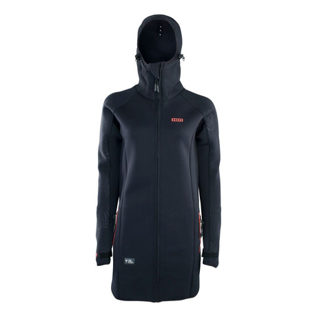 ION Neo Cosy Coat 2026 schwarzer Neopren-Parka mit Kapuze, Frontansicht auf Modell