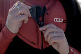 ION Ivy Weste Front Zip 2026 in Bordeaux mit Frontreißverschluss, Detail der Handhabung gezeigt