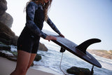 ION Neo Top 2/2 LS Damen Neoprenanzug in Blau-Schwarz, Langarm, beim Surfen am Strand getragen