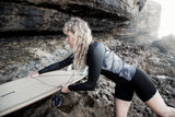 ION Neo Zip Top 2/1 LS Skin Damen schwarz-weiß, langarm Neoprenanzug beim Surfen getragen, Seitenansicht