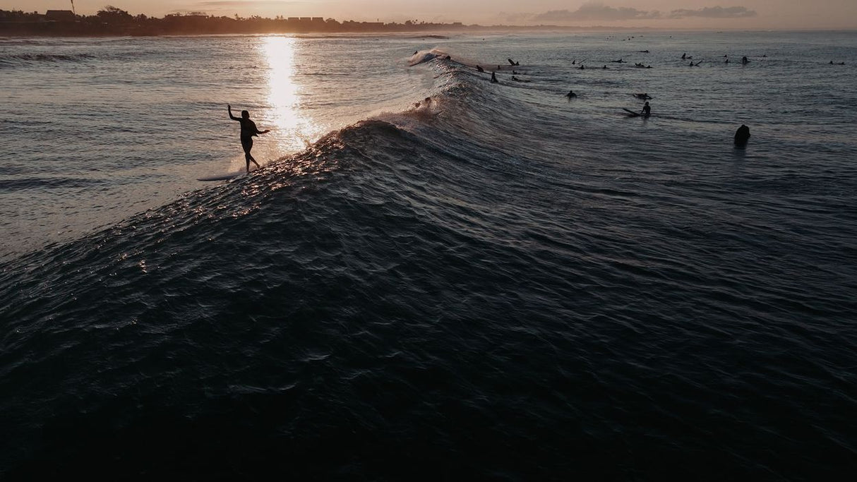 ION Neo Zip Top 2/1 LS Skin Damen Neoprenanzug in Schwarz, Langarm-Nässanzug beim Surfen im Meer getragen