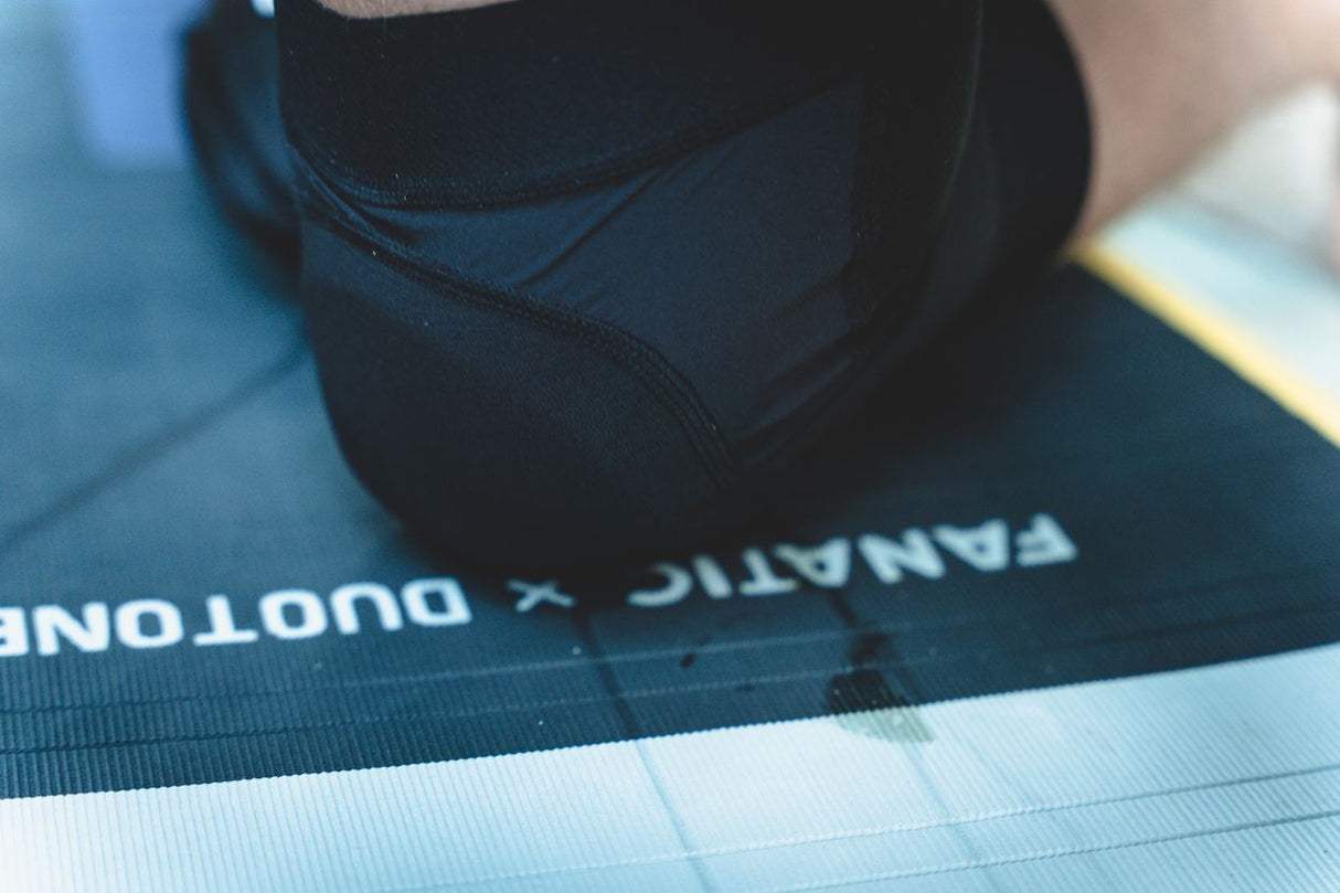 ION Wing Knee Sleeve 2026 in Schwarz, Nahaufnahme der Passform am Knie, elastisches Material mit Logo