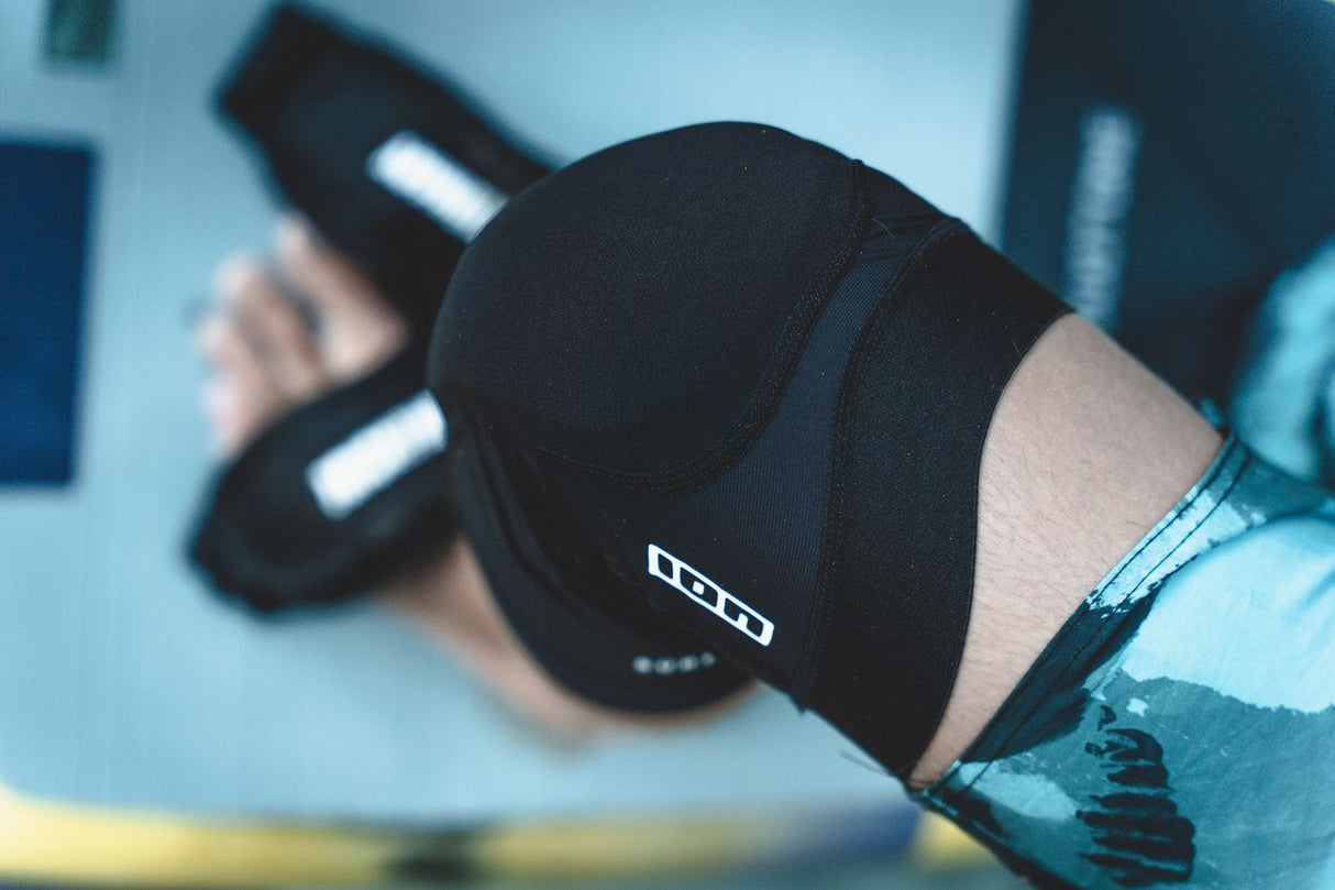 ION Wing Knee Sleeve 2026 Knieschutz in Schwarz, Frontalansicht am Bein getragen